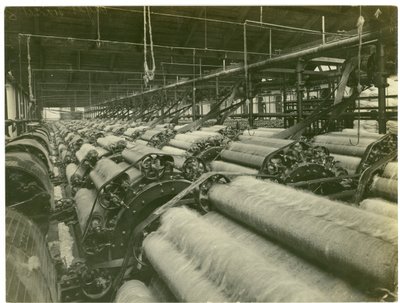 Sala de cardado 1, hilandería de Leas, 1923 de English Photographer